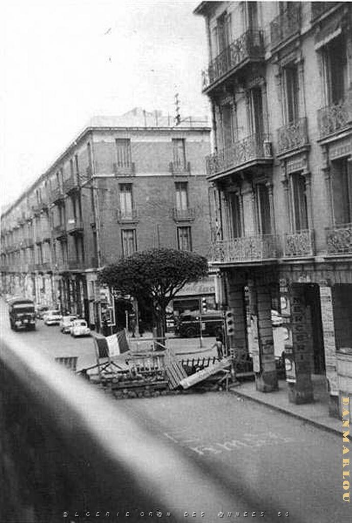 oran Barricade_rue_d-Arzew.jpg